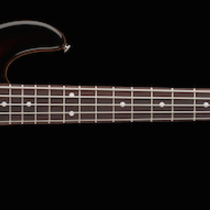 Viisikielinen G&L MJ%-basso_Riffi_uutinen